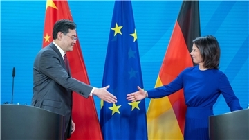 Außenministerin Annalena Baerbock mit ihrem chinesischen Amtskollegen Qin Gang.