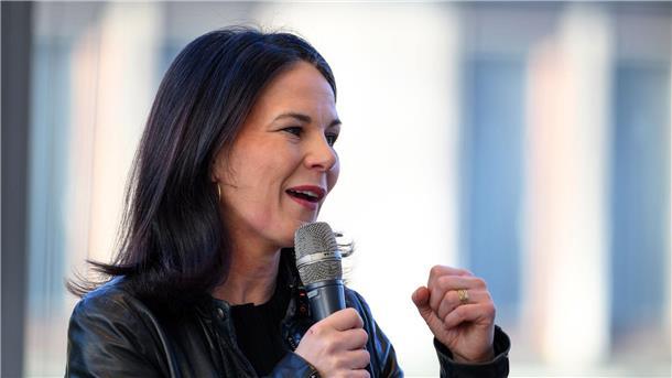 Baerbocks Wahlaufruf: Schwiegermutter und Ex-Freund anrufen Außenministerin Annalena Baerbock setzt bei der Bundestagswahl am 23. Februar auf jede Stimme - auch von Schwiegermutter und Ex-Freund.