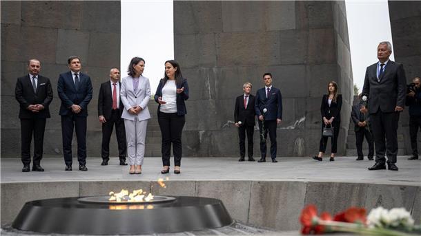 Außenministerin Annalena Baerbock und Edita Gsojan (r), Direktorin der Stiftung „Institut des Völkermordmuseums Armeniens“ stehen gemeinsam an der ewigen Flamme. Die Gedenkstätte Zizernakaberd erinnert an den Völkermord an Armeniern von 1915.