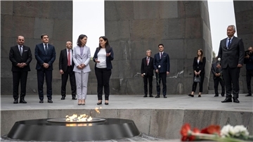 Außenministerin Annalena Baerbock und Edita Gsojan (r), Direktorin der Stiftung „Institut des Völkermordmuseums Armeniens“ stehen gemeinsam an der ewigen Flamme. Die Gedenkstätte Zizernakaberd erinnert an den Völkermord an Armeniern von 1915.