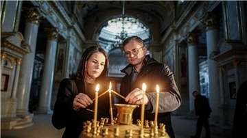 Außenministerin Annalena Baerbock und ihr ukrainischer Amtskollege Dmytro Kuleba beim Besuch der Verklärungskathedrale in der Hafenstadt Odessa.