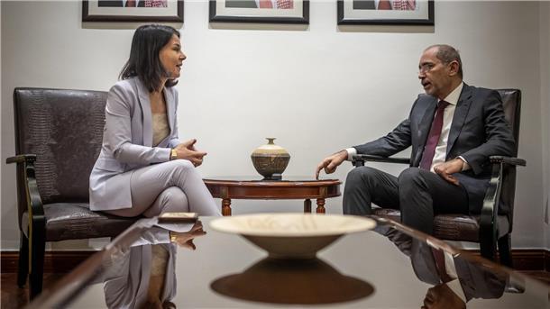 Baerbock berät in Jordanien über Lage in Nahost Außenministerin Annalena Baerbock unterhält sich mit dem jordanischen Außenminister Aiman al-Safadi.