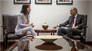 Außenministerin Annalena Baerbock unterhält sich mit dem jordanischen Außenminister Aiman al-Safadi.
