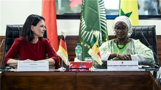 Außenministerin Annalena Baerbock versucht in Westafrika, die Ausbreitung der Gewalt nach den Militärputschen im Sahel einzudämmen. Dem Senegal kommt eine Mittlerrolle zu.