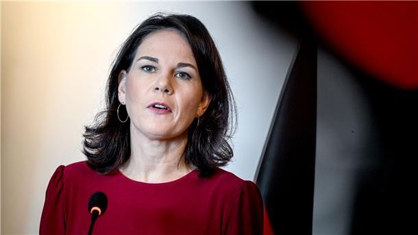 Außenministerin Annalena Baerbock versucht in Westafrika, die Ausbreitung der Gewalt nach den Militärputschen m Sahel einzudämmen.