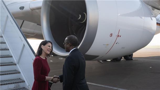 Außenministerin Baerbock in Ruanda Außenministerin Annalena Baerbock wird auf dem Flughafen von Kigali von ihrem Amtskollegen Vincent Biruta empfangen.