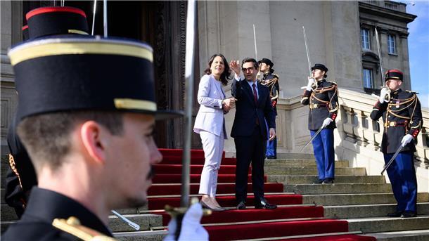 Konferenz mobilisiert über zwei Milliarden Euro für Sudan Außenministerin Annalena Baerbock wird von ihrem Amtskollegen Stéphane Séjourné am Außenministerium begrüßt.