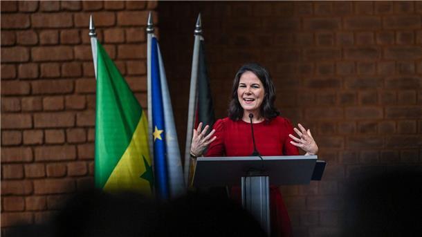 Baerbock: Autokraten nutzen Fehler Europas in Afrika aus Außenministerin Annalena Baerbock wirft Russland und China vor, in Afrika Wunden der Kolonialisierung zu instrumentalisieren. Sie will bessere Angebote machen.