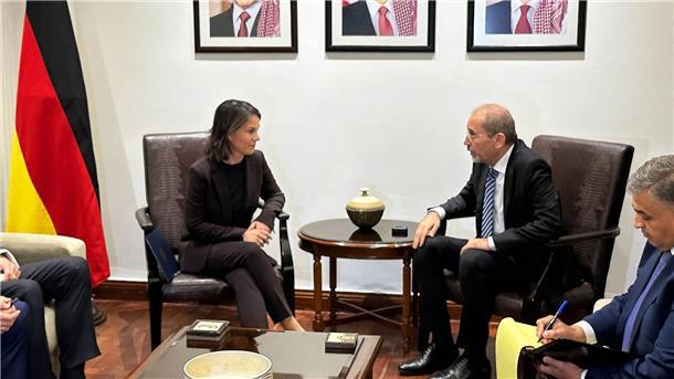 Außenministerin Annalena Baerbock zusammen mit ihrem jordanischen Amtskollegen Aiman al-Safadi in Amman.