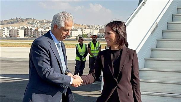 Außenministerin Baerbock bei ihrer Ankunft am Flughafen der jordanischen Hauptstadt Amman.