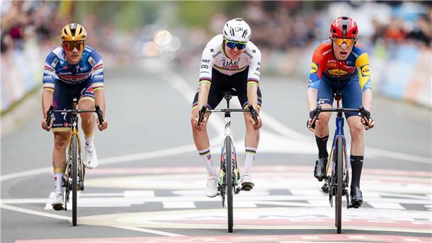 Triple-Traum geplatzt: Außenseiter Skjelmose düpiert Pogacar Außenseiter Skjelmose (r) siegte knapp vor Pogacar (M) und Evenepoel (l)