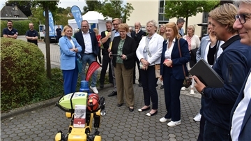Männer und Frauen stehen in einer Reihe und begrüßen Niedersachsens Innenministerin Daniela Behrens. 