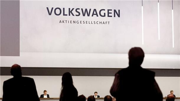 Geldregen mit Kritik: VW-Aktionäre über Porsche-Börsengang Außerordentliche Hauptversammlung dervVolkswagen AG.