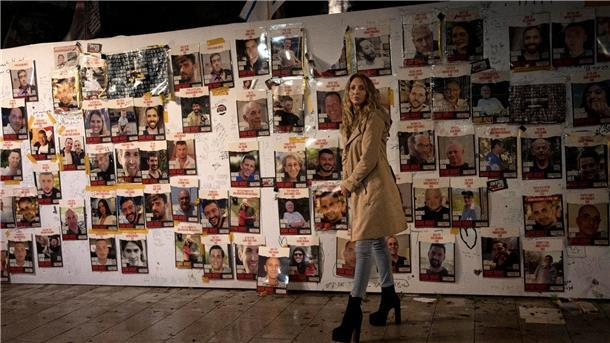 Ausstellung mit Postern von Menschen, die am 7. Oktober 2023 von der Hamas als Geiseln genommen wurden in Tel Aviv.