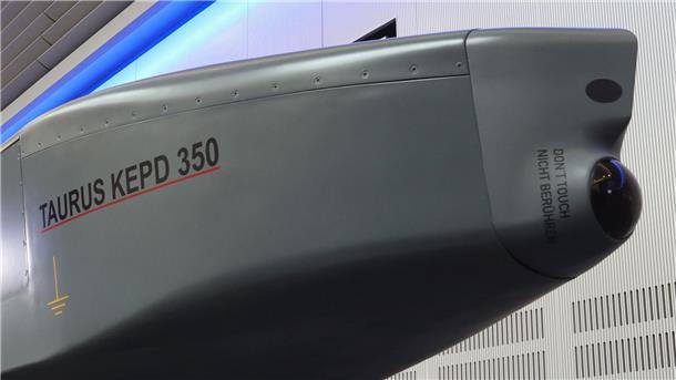 Laschet verteidigt Grundsatzlinie von Scholz zu Taurus Ausstellungsstück eines Taurus KEPD 350 Marschflugkörpers im Showroom des Rüstungsunternehmens MBDA.