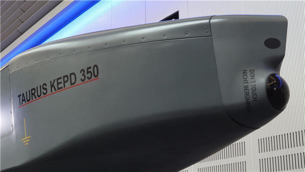 Was eine mögliche Taurus-Lieferung so heikel macht Ausstellungsstück eines Taurus KEPD 350 Marschflugkörpers im Showroom des Rüstungsunternehmens MBDA in Schrobenhausen.