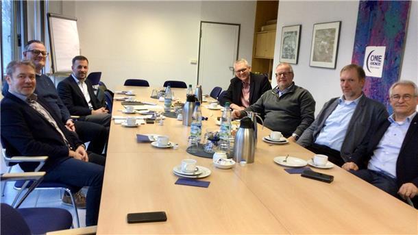(auf dem Foto von links nach rechts, erste Reihe: Andreas Sichau, Thomas Hüser, Bastian Ernst

von links nach rechts, zweite Reihe: Dr. Andreas Liessem, Jürgen Eilers, Carsten Büsing, Björn Thümler.