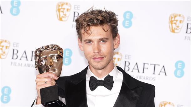 „Im Westen nichts Neues“ räumt bei den Baftas ab Austin Butler wurde für seine Rolle in „Elvis“ als Bester Hauptdarsteller geehrt.
