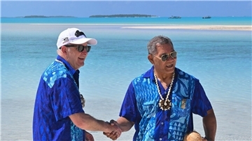 Australiens Premier Anthony Albanese (l.) und Kausea Natano, Premierminister von Tuvalu, beim  Pazifik-Insel-Forum in Aitutaki.