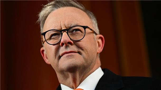 Australiens Premier geht unter die Swifties Australiens Premierminister Anthony Albanese bei einer Pressekonferenz.