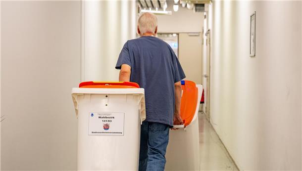 Auszählung der Stimmen zur Wahl der Bürgerschaft und Stadtverordnetenversammlung in der Eisarena.