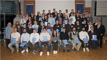 Ein Gruppenfoto junger Menschen, die die Auszeichnung „Europass“ in der Hand halten.