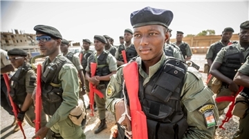 Auszubildende Polizisten der nigrischen Grenzschutzkompanie stehen bei der zivilen EU-Unterstützungsmission EUCAP Sahel Niger.