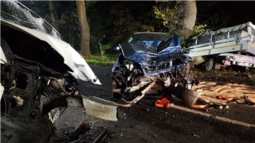 Verunfallte Autos liegen auf einer Straße.