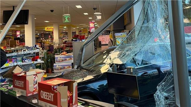Auto kracht durch Supermarkt-Scheibe – Mitarbeiterin verletzt Auto kracht durch Schaufenster: Eine Mitarbeiterin wurde leicht verletzt, als ein Fahrzeug in ein Geschäft fuhr. Die Feuerwehr befreite den Wagen mit einer Winde.