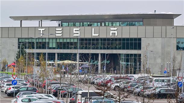 Autobauer Tesla will auf einer angrenzenden Fläche von rund 170 Hektar einen Güterbahnhof, Lagerhallen und eine Betriebs-Kita errichten.