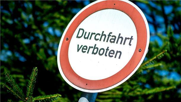 Autofahrer ignorieren Vollsperrung in Achim - Schranke kommt Autofahrer dürfen ein Stück der Landesstraße 156 nicht befahren - ignorieren jedoch die Sperrung. (Symbolbild)