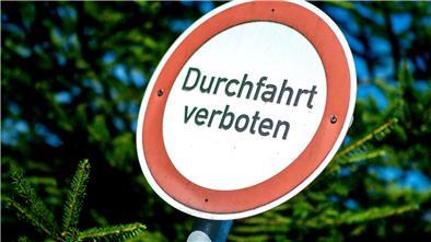Autofahrer dürfen ein Stück der Landesstraße 156 nicht befahren - ignorieren jedoch die Sperrung. (Symbolbild)