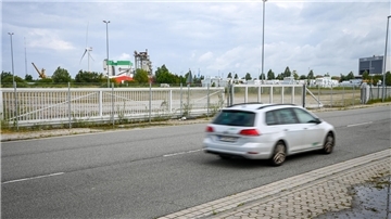 Ein Auto fährt auf dem Park + Ride-Parkplatz der Sail in Bremerhaven.