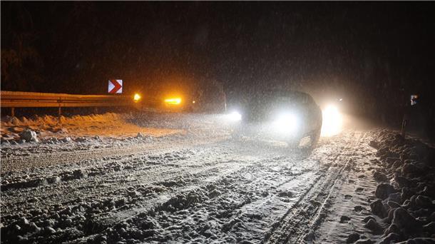 Autofahrer sind auf einer verschneiten Straße bei Niedernhausen (Hessen) unterwegs.