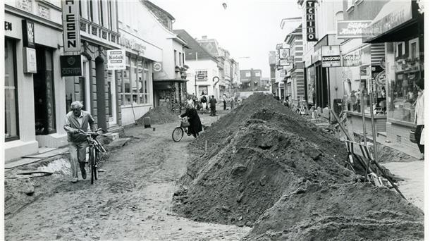 Autofrei, aber aus anderen Gründen als heute: die Breite Straße als Baustelle.