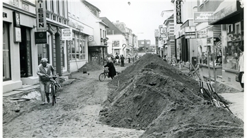 Autofrei, aber aus anderen Gründen als heute: die Breite Straße als Baustelle.