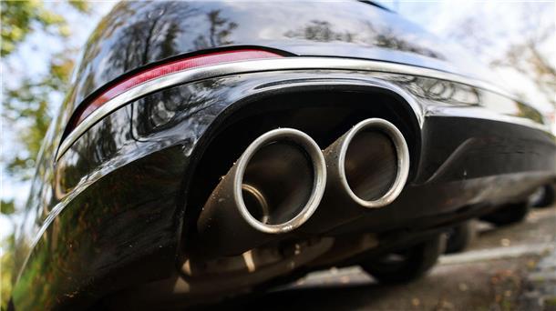 Forscher: CO2-Werte bei Neuwagen höher als angegeben Autohersteller müssen seit 2010 den CO2-Ausstoß ausweisen und Abgaben zahlen müssen, wenn sie bestimmte Grenzen überschreiten.