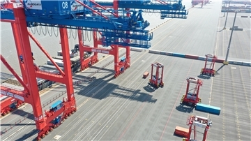 Van Carrier im Hafen, Luftaufnahme
