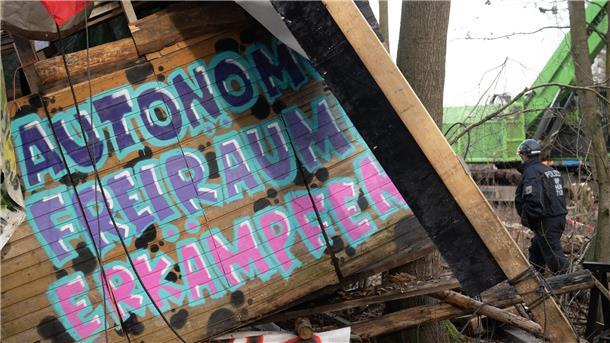 Protest gegen Waldrodung für Autobahn-Ausbau „Autonome Freiräume erkämpfen“ steht auf einem zusammengestürzten Baumhaus im Fechenheimer Wald.