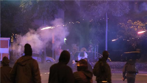 „Tag X“-Demo bleibt verboten - Lage zunächst ruhig Autonome zünden Pyrotechnik.