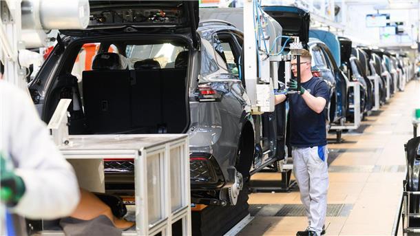 Hohe Nachfrage: VW fährt in Wolfsburg Sonderschichten Autoproduktion in Wolfsburg: Wegen hoher Nachfrage nach den hier gebauten Verbrenner setzt VW nun Sonderschichten an. (Archivfoto)