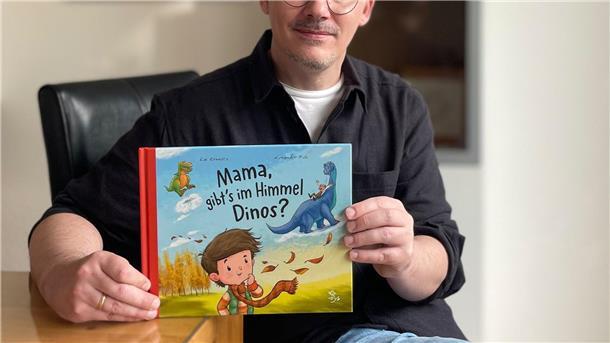 Vom Dinosaurier auf Wolken: Bücher für trauernde Kleinkinder Autor Kai Renners hat mit „Mama, gibt’s im Himmel Dinosaurier“ ein Buch über den Tod und Trauer für Kleinkinder geschrieben.