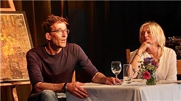 Autor Markus Seidel und Sabine Schuhmacher (Bremervörder Beschäftigungsgesellschaft) bei der szenischen Lesung im Rahmen des Bremervörder Kultursommers.