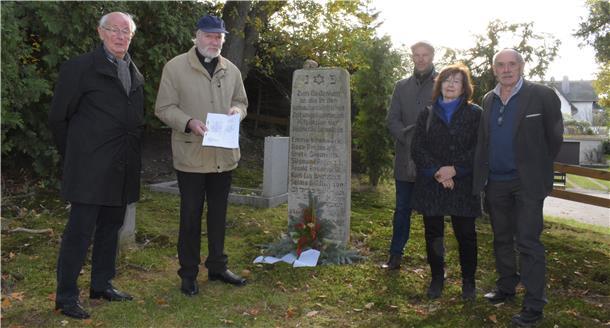 Übergabe der Dokumentation zum jüdischen Friedhof in Beverstedt (von links): Martin Bensen, Autor Martin Engelhardt, Bürgermeister Guido Dieckmann sowie Elfriede und Hans-Jürgen Brumsack.