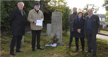Übergabe der Dokumentation zum jüdischen Friedhof in Beverstedt (von links): Martin Bensen, Autor Martin Engelhardt, Bürgermeister Guido Dieckmann sowie Elfriede und Hans-Jürgen Brumsack.