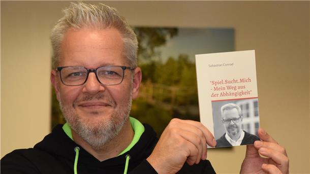 Autor Sebastian Conrad mit seinem Buch.
