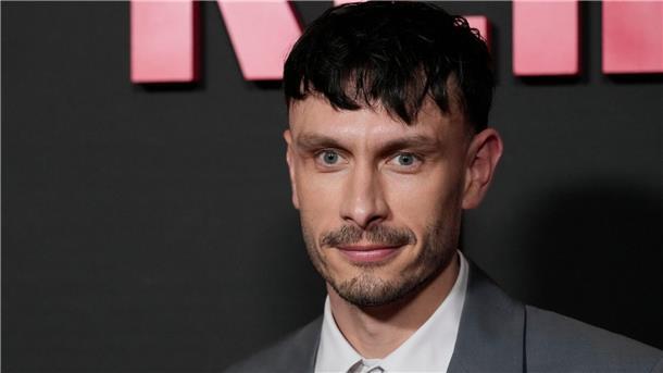 Netflix: Streitobjekt „Rentierbaby“ klettert in Top Ten Autor und Hauptdarsteller Gadd schildert schonungslos traumatische Erlebnisse.