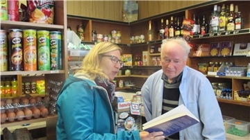 Zwei Menschen in einem Kaufmannsladen