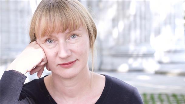 Frau, die ihren Kopf auf die Hand stützt.