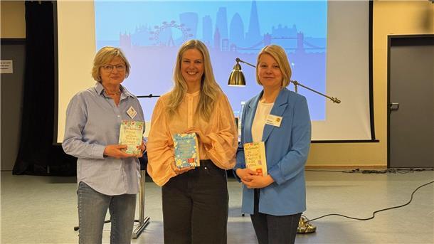 Autorin Meike Werkmeister (Mitte) mit Claudia Krall-Nowack und Sonja Holsten vom Bücherei-Förderungsverein der Schul- und Samtgemeindebücherei Tarmstedt.